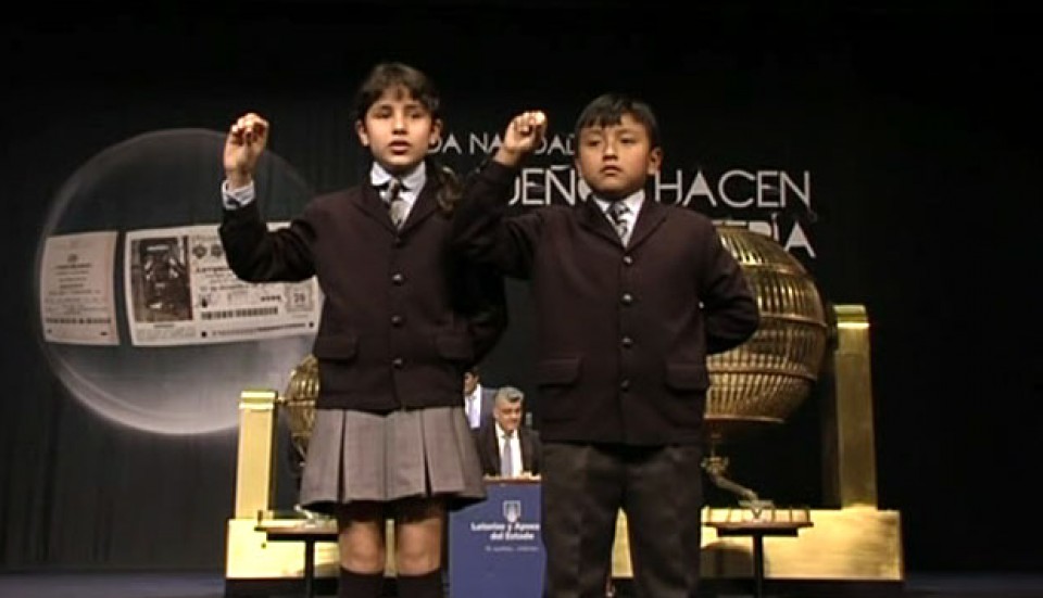 Los niños en el momento de cantar el quinto premio. EITB.